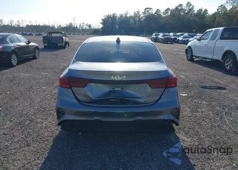 2022 Kia Forte Lxs z USA, uszkodzony, nr VIN 3KPF24AD4NE472231